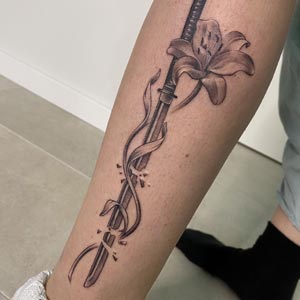 Schwert Tattoo von Tom's Tattoostudio in München