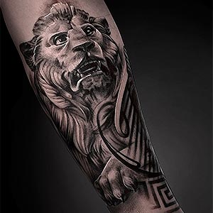 Löwe Statue Tattoo
